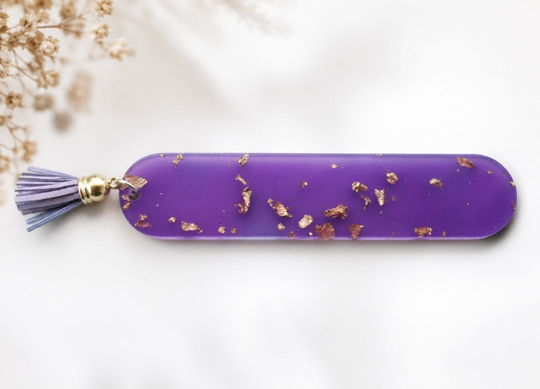 ✨ Marque-page artisanal en résine violette & éclats dorés ✨